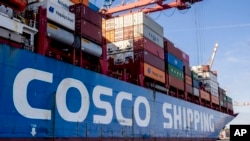 中远集团的一艘集装箱货轮停靠在德国汉堡港。(资料照片:2022年10月26日)