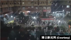 富士康在河南郑州的苹果代工厂工人因新冠病毒疫情逃出被封的厂区。(2022年10月29日)