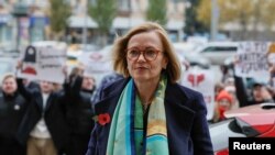 Коли посол Великої Британії в Росії Дебора Броннерт прибула російського міністерства закордонних справ, під будівлею був зібраний невеликий натовп людей переважно однакового молодого віку з гаслами - звинуваченнями Британії у тероризмі. Москва. 3 листопада 2022 р.