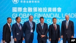 在香港出席国际金融领袖投资峰会的金融家合影。左起:香港金融管理局行政总裁余文辉、黑石集团首席财务官兼高级董事总经理蔡崇信、摩根士丹利董事长兼首席执行官詹姆斯·戈尔曼、瑞银集团董事长科尔姆·凯莱赫、中国银行行长刘进、中国银行董事长兼首席执行官高盛大卫·所罗门。(2022年11月2日)
