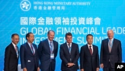 2022年11月2日,在香港出席国际金融领袖投资峰会的金融家合影。(美联社照片)