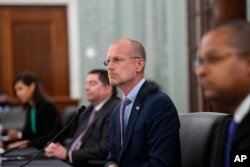 资料照:美国联邦通讯委员会委员布伦丹·卡尔(Brendan Carr)出席国会的一个听证会。(2020年6月24日)