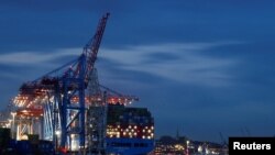 中远集团的一艘货轮停靠在德国汉堡港。(路透社2022年10月25日)