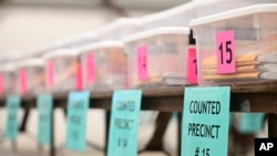 在蒙大拿州的卡利斯佩尔,各个选区已经清点的选票被陈列出来。