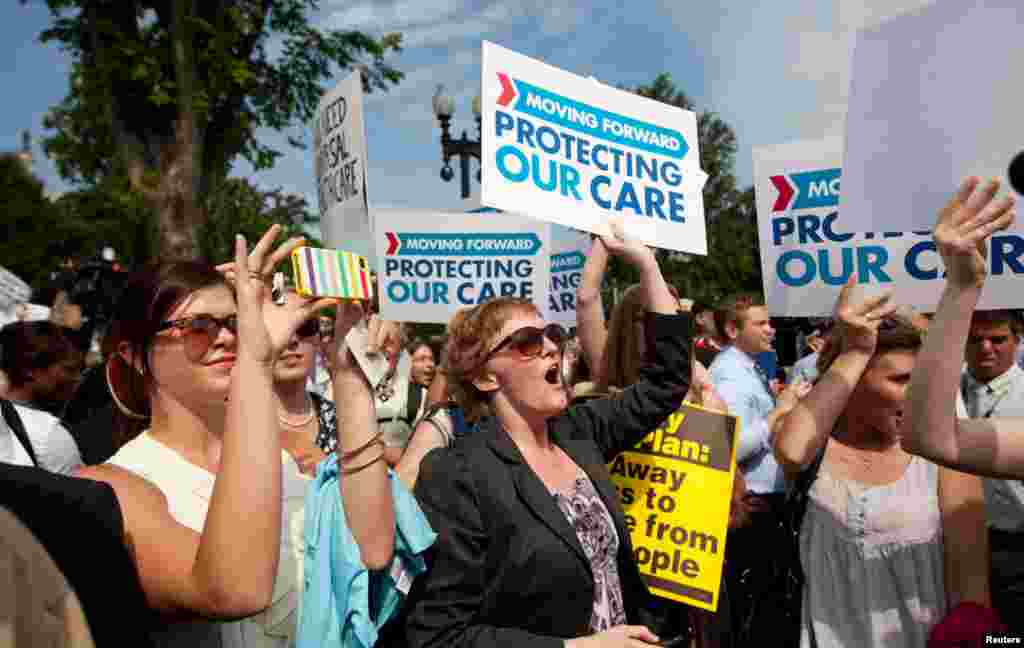 ６月２８日示威民众在最高法院外庆祝胜利。