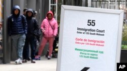 资料照片:2024年11月12日,一个三种语言的标志指示人们等待被带入芝加哥市中心的一栋建筑,那里有一个移民法庭。白宫于2025年2月28日表示,唐纳德·特朗普总统将指定英语为美国的官方语言。