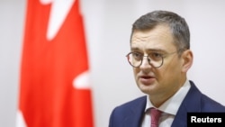 资料照:2024年2月2日,在乌克兰基辅,俄罗斯袭击乌克兰之际,乌克兰外交部长德米特罗·库勒巴在与加拿大外长乔美兰(Melanie Joly)举行的联合新闻发布会上发表讲话 Kyiv