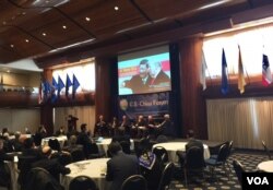 11月20日在华盛顿全国记者俱乐部举行的美中关系论坛原定由何志平发表闭幕致辞(美国之音许宁摄)