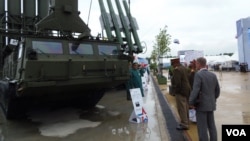 2015年夏季在莫斯科郊外举办的武器展览上,外国军事代表团在观看俄制防空导弹系统。