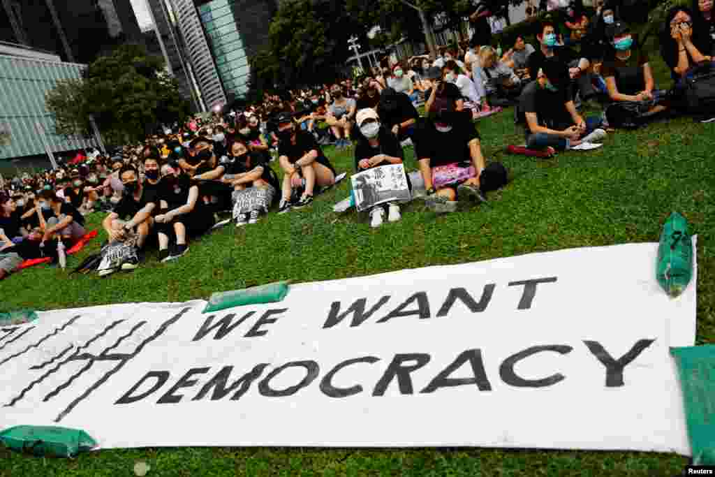 人们在添马公园的政府建筑外参加大罢工集会。(2019年9月2日)