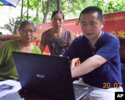 访民赵先琼(左)到六四天网工作站向黄琦(右)报告当局打压她家的恶行