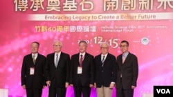 左起为宏碁创办人施振荣、台积电创办人张忠谋、台湾行政院副院长沈荣津、联电荣誉董事长曹兴诚、联发科董事长蔡明介于2020年12月15日参加台湾新竹科学园区40周年庆祝活动。(美国之音记者李玟仪摄)
