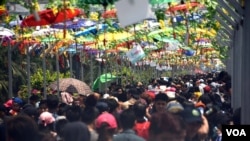 လမ်းလျှောက်သင်္ကြန်ပွဲတော်အတွက် အလှဆင်ယင်မှုများ