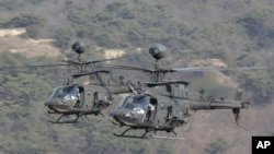 资料照:美国陆军的“基奥瓦勇士”直升机在朝鲜半岛参加美韩联合实弹演习。(2015年3月25日)