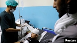 俄罗斯驻阿富汗大使馆入口附近发生自杀炸弹爆炸后,一名阿富汗人在喀布尔的一家医院接受治疗。(2022年9月5日)