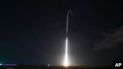 资料-图片显示美军陆基宙斯盾导弹防御测试系统的发射,该系统后来拦截了一枚中程弹道导弹。(2018年12月10日)(美国导弹防御局(MDA)提供)