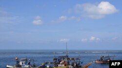 在这张2023年9月21日拍摄的照片中,菲律宾渔船停泊在有争议的南中国海中方控制的斯卡伯勒浅滩(中国称黄岩岛)附近。 (法新社图片)