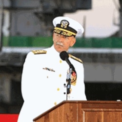 美国第七舰队司令 、海军中将斯科特.斯威福特(资料照片)