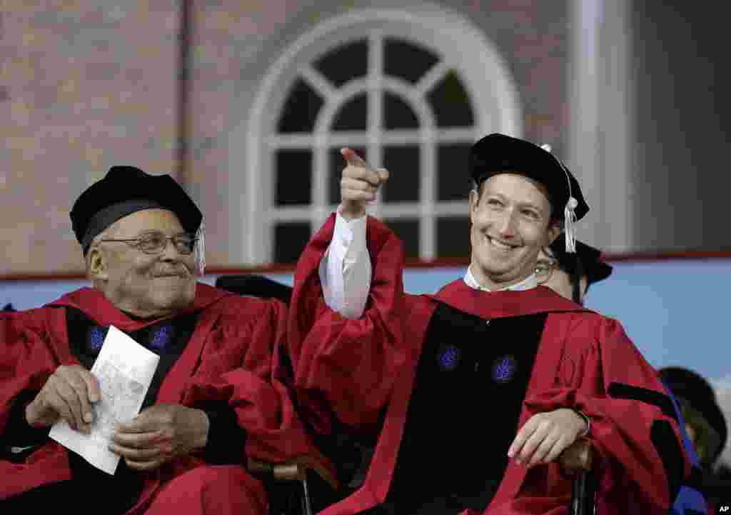 美国演员詹姆斯·琼斯和脸书公司CEO、哈佛大学肄业生扎克伯格在哈佛大学毕业典礼上(2017年5月25日)。扎克伯格被哈佛授予荣誉法学博士学位,并且在毕业典礼上讲话。