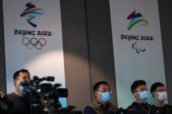 记者们在北京冬奥会组织组织委员会总部出席记者会。(2021年7月30日)