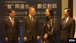 美国在台协会处长郦英杰(左二)和台湾数位政务委员唐凤(左三)在台北提升美台安全关系的数位对话会上交谈。(2019年11月7日美国之音齐勇明拍摄)