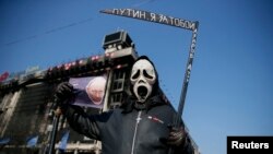 Pensioners wait outside a branch of the National Bank of Greece to get their pensions on June 29, 2015 in Athens.