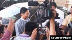 သူရဦးအောင်ကိုနဲ့ သတင်းထောက်တွေ တွေ့ဆုံ။ (သတင်းဓာတ်ပုံ- သူရဦးအောင်ကို FB)