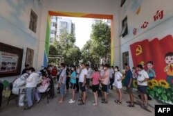 中国河南省郑州市居民排队接受新冠核酸检测。(2021年7月31日)