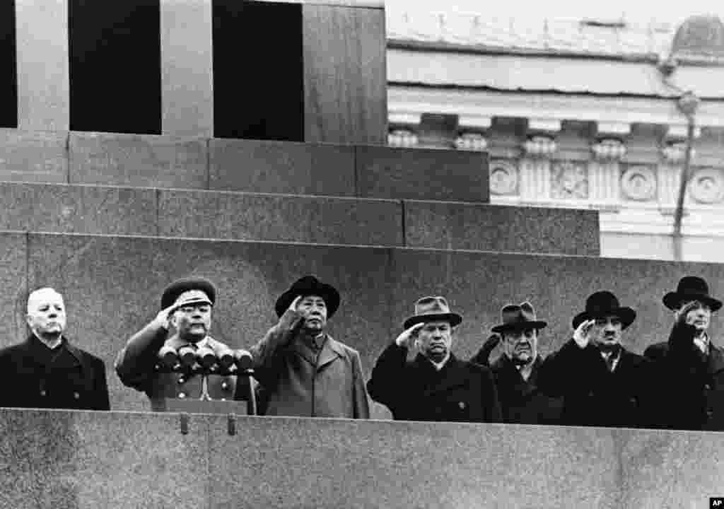 一九五七年十一月十一日,在莫斯科红场,中国的毛泽东(左三)与俄罗斯高层领导人一起检阅游行队伍,在列宁陵墓上敬礼。左起:苏联名义上的国家元首伏罗希洛夫,国防部长马利诺夫斯基,毛泽东,苏联共产党总书记赫鲁晓夫(Nikita Khrushchev) 部长会议主席布尔加宁; 部长会议副主席米高扬。苏联共产党中央政治局委员和中央书记处书记,长期负责苏联意识形态工作的苏斯洛夫。后来毛泽东和赫鲁晓夫等人反目成仇,刘少奇紧跟毛泽东反对赫鲁晓夫。但在文革中, 刘少奇被称作中国的赫鲁晓夫,意思是大坏蛋。  