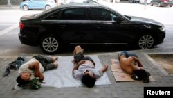 Ngủ trưa trên đường phố ở Bắc Kinh.