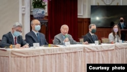 台湾积体电路制造公司创办人张忠谋(左3)2022年11月21日在台湾总统府记者会上说明代表蔡英文总统参加亚太经济合作组织经济领袖会议成果。(图片来源:台湾总统府)