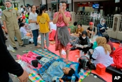 印尼西爪哇省席安约镇一家医院外的地震幸存者在输液。(2022年11月21日)