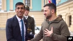 Tổng thống Ukraine Volodymyr Zelenskyy, phải, bắt tay Thủ tướng Anh Rishi Sunak trong cuộc họp tại Kyiv, ngày 19/11/2022.