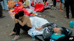 印尼西爪哇省席安约镇一家医院外的地震幸存者在输液。(2022年11月21日)