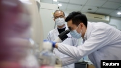 中国清华大学公共卫生研究中心的科学家在研发可能用于治疗新冠病毒的药物。(2020年3月30日)