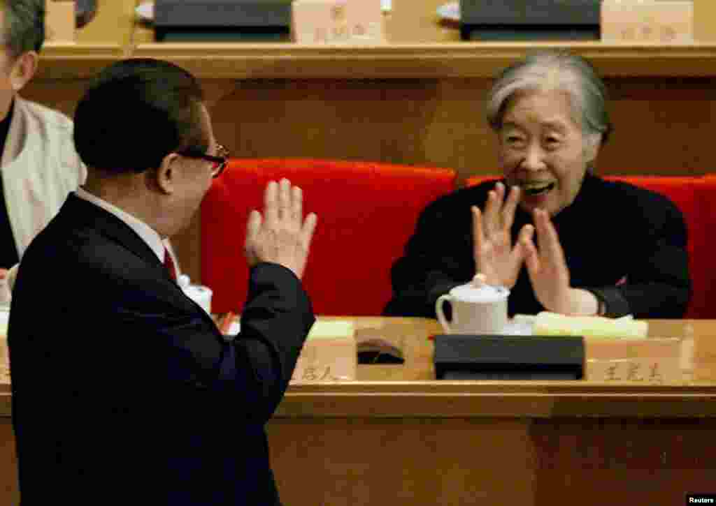 2001年3月3日,中国国家主席江泽民在政协大会开幕式上向刘少奇的遗孀王光美打招呼。