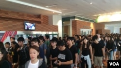 港大师生参加“港大教职员捍卫港大自主静默游行”穿过百周年校园(美国之音谭嘉琪拍摄)