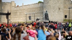 英国伊丽莎白女王二世的灵柩星期天(9月11日)上午从女王去世的苏格兰巴尔莫勒尔堡出发,经苏格兰女王喜爱的乡镇前往爱丁堡。数以千计的民众在道路两旁向女王驻足表达对女王最后的敬意。-美联社照片