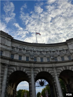 特拉法加广场旁的水师提督门(Admiralty Arch)上的半旗