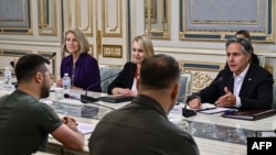 2022年9月8日,美国国务卿布林肯(右)在基辅会见乌克兰总统泽连斯基(左)。