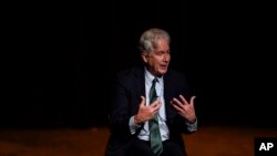 资料照片: 2022年4月14日,美国中央情报局局长威廉·伯恩斯在乔治亚州亚特兰大乔治亚理工学院的一次活动中发表讲话。