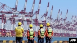 中国山东省青岛港码头上的工人。(2022年9月7日)