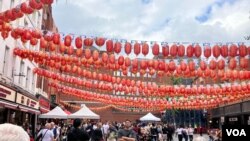 张灯结彩的伦敦唐人街,由于女王的去世取消了周末的中秋节庆祝活动,但游客仍然络绎不绝。(美国之音江玉2022年9月10日)