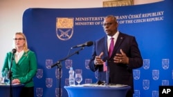 美国防长奥斯汀与捷克防长切尔诺霍娃在布拉格联合举行记者会。(2022年9月9日)