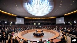 资料照片:2022年3月4日,北约部长们在布鲁塞尔北约总部举行的北约外长特别会议上出席北大西洋理事会。(美联社照片)