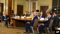 印尼巴厘岛20国集团峰会期间岸田文雄(前右一)和西方国家领导人在一起。