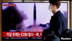 资料照片:韩国电视节目报道朝鲜2022年11月17日发射弹道导弹。