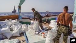 资料照片:美国海军人员在安曼湾一艘驶往也门的伊朗渔船上发现用来制造导弹燃料的高氯酸钠化学品。(2022年11月9日)