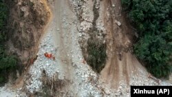 中国救援人员在四川泸定地震灾区救援受灾民众。(2022年9月7日)