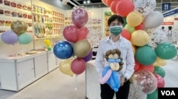 台湾参展商大伦汽球公司销售代表王莉霜表示,香港的“0+3”入境防疫措施相当复杂,如果她是买家会被吓跑 (美国之音/汤惠芸)